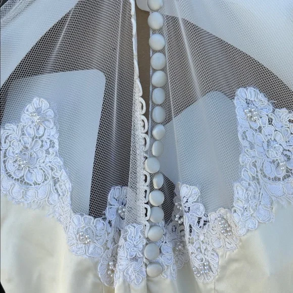 Vintage Elegant Ivory Wedding Dress with Train
size 2 - Picture 7 of 9